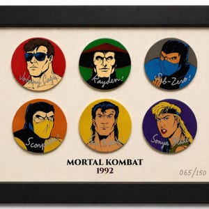 Può includere: Opera d'arte incorniciata con sei ritratti circolari di personaggi di Mortal Kombat. Ogni ritratto è di un colore diverso e presenta il nome di un personaggio. Il testo "MORTAL KOMBAT 1992" è in basso.