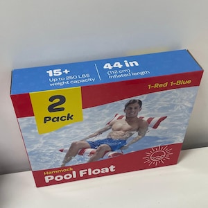 Op de afbeelding: Een rood-wit gestreepte hangmat zwembad drijver, 112 cm opgeblazen lengte, met een gewichtscapaciteit van maximaal 113 kg. De verpakking geeft een 2-pack aan, met één rode en één blauwe drijver.