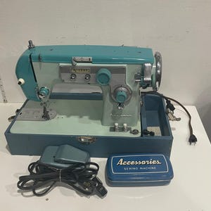 Máquina de coser Kenmore antigua de los años 50 y 60.