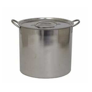 Op de afbeelding: Een grote, cilindrische roestvrijstalen kookpot met een bijpassende deksel. De pot heeft twee lusvormige handvatten aan de zijkanten en een kleine handgreep op het deksel. Ontworpen voor het koken van grote hoeveelheden voedsel.