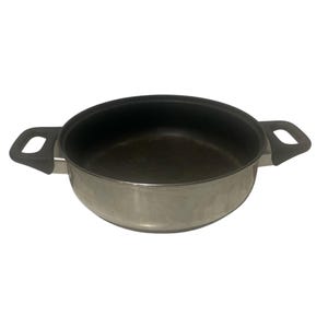 Può includere: Una pentola in acciaio inossidabile con interno nero e due manici grigi. La pentola è rotonda con un'ampia apertura, adatta a varie attività di cottura. I manici sono curvi per una presa facile.