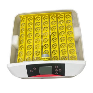 Könnte beinhalten: Ein weiß-gelber Inkubator mit Digitalanzeige und Bedientasten. Der Innenraum verfügt über gelbe Eierhalter. Der Inkubator ist für das Ausbrüten von Eiern konzipiert und hat ein modernes Design.