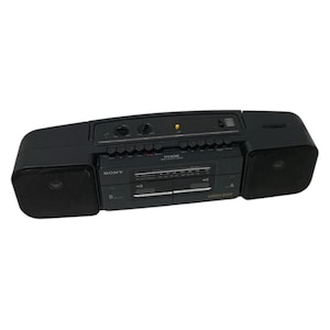 Puede incluir: Un radiocasete Sony CFS-W300S negro con altavoces integrados. El reproductor de casetes estéreo tiene un sintonizador de radio y una función Mega Bass. El radiocasete tiene un asa para facilitar su transporte.