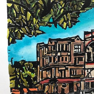 Pu&ograve; includere: Un dipinto ad acquerello che rappresenta una scena di citt&agrave; con un edificio in primo piano e un albero con foglie verdi sullo sfondo. L'edificio &egrave; marrone con accenti rossi e ha molte finestre. Il cielo &egrave; blu con nuvole bianche. Il dipinto &egrave; firmato "Uptown II" e numerato "1/50".