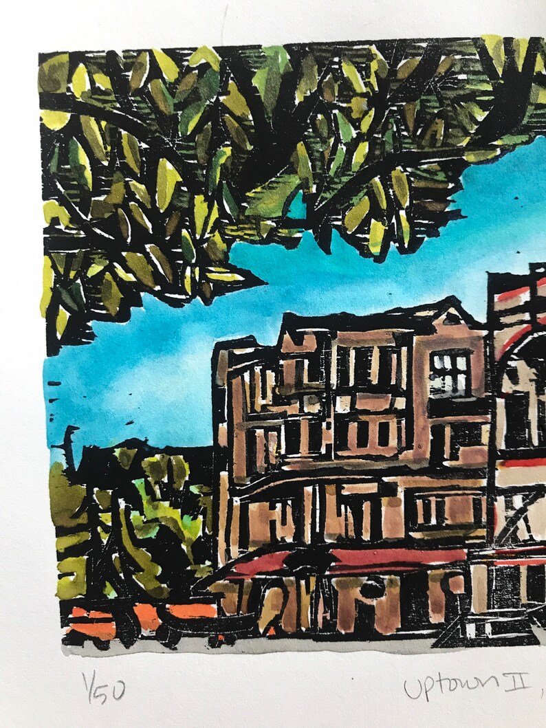 Pu&ograve; includere: Un dipinto ad acquerello che rappresenta una scena di citt&agrave; con un edificio in primo piano e un albero con foglie verdi sullo sfondo. L'edificio &egrave; marrone con accenti rossi e ha molte finestre. Il cielo &egrave; blu con nuvole bianche. Il dipinto &egrave; firmato "Uptown II" e numerato "1/50".