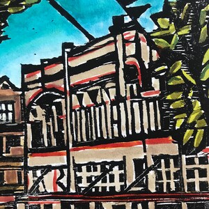 Pu&ograve; includere: Un dipinto ad acquerello di un edificio con un tetto rosso e finestre nere. L'edificio &egrave; dipinto in modo stilizzato, con linee nere spesse e uno schema di colori marrone e bianco. L'edificio &egrave; parzialmente oscurato da un albero con foglie verdi.