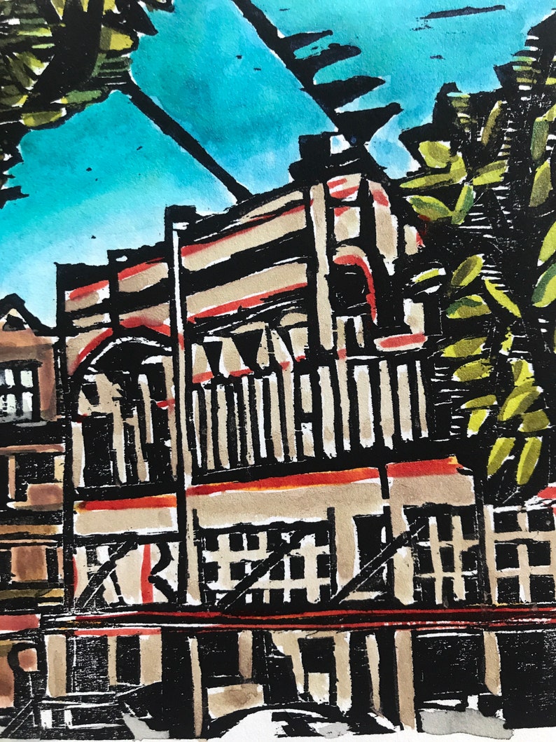 Pu&ograve; includere: Un dipinto ad acquerello di un edificio con un tetto rosso e finestre nere. L'edificio &egrave; dipinto in modo stilizzato, con linee nere spesse e uno schema di colori marrone e bianco. L'edificio &egrave; parzialmente oscurato da un albero con foglie verdi.