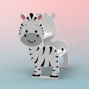 Puede incluir: Estantería de madera blanca con forma de cebra con rayas negras. La estantería tiene dos estantes y una linda cara de cebra de dibujos animados.