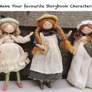 Op de afbeelding: Drie handgemaakte stoffen poppen met garen haar, die jurken en hoeden dragen. De poppen houden een mand, een boek en een boek vast. De poppen staan op een houten oppervlak. Make Your favourite Storybook Characters.