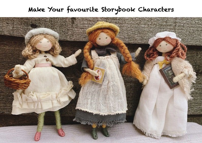 Op de afbeelding: Drie handgemaakte stoffen poppen met garen haar, die jurken en hoeden dragen. De poppen houden een mand, een boek en een boek vast. De poppen staan op een houten oppervlak. Make Your favourite Storybook Characters.