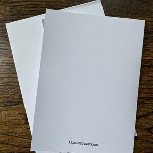 K&ouml;nnte beinhalten: Eine wei&szlig;e Karte mit dem Text "A2ZGreetingCards" in Schwarz unten.