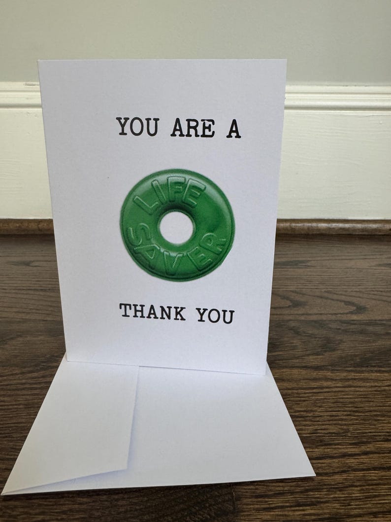 K&ouml;nnte beinhalten: Eine wei&szlig;e Karte mit schwarzem Text, der "You are a Life Saver. Thank You." lautet. Auf der Karte ist ein gr&uuml;nes Life Saver Bonbon abgebildet.