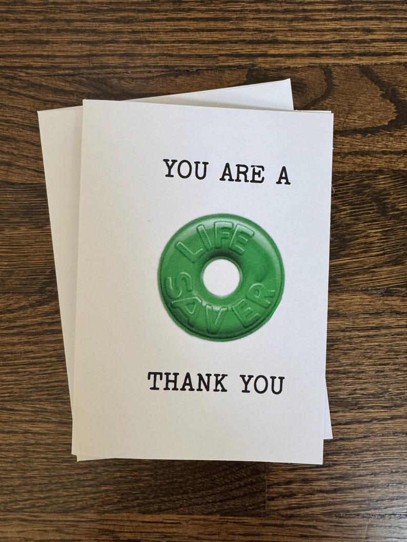 K&ouml;nnte beinhalten: Eine wei&szlig;e Karte mit dem Text "You are a" und einem gr&uuml;nen Life Saver Bonbon. Der Text "Thank You" befindet sich unter dem Bonbon.