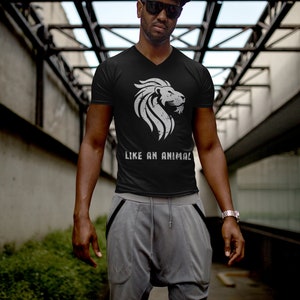 K&ouml;nnte beinhalten: Ein schwarzes V-Ausschnitt-T-Shirt mit einem wei&szlig;en L&ouml;wen-Motiv und dem Text "LIKE AN ANIMAL".