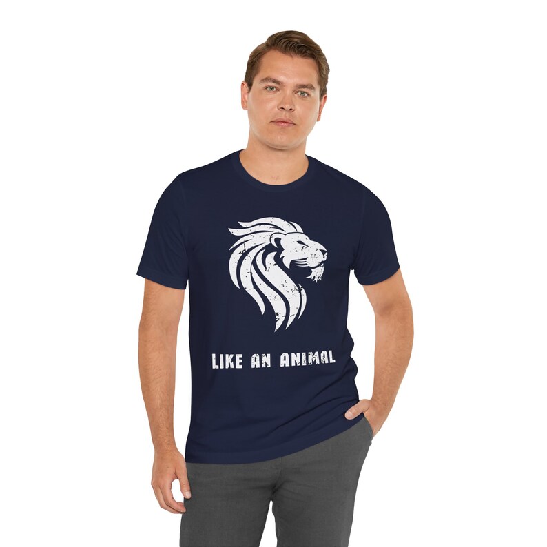 K&ouml;nnte beinhalten: Ein marineblaues T-Shirt mit einem wei&szlig;en L&ouml;wen-Motiv und dem Text "LIKE AN ANIMAL".