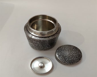 Elegante Teedose aus Keramik: Bewahren Sie Ihren Tee stilvoll auf. Die handgefertigte Teedose aus Keramik hält Ihren Tee frisch und aromatisch