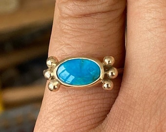 Pequeño anillo de plata y oro de 9 quilates con tachuelas ovaladas de turquesa. Anillo de piedras preciosas único en su tipo