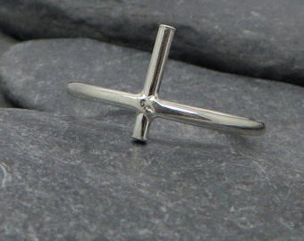 Bague midi en argent. Bague croix. Bague en argent sterling. Crucifix. Au-dessus de l'anneau d'articulation. Bague petit doigt en argent. Bague fine. Bague délicate