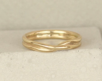 9ct Recycled Yellow Gold Infinity Twist Ring. 3mm Wide Mobius Wedding Ring