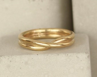 9ct Recycled Yellow Gold Mobius Twist Ring. 4mm Wide Infinity Ring