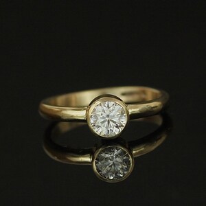 Recycelter 9 Karat Gold Moissanit Verlobungsring. Diamant Alternative Solitaire Ring Bild 1