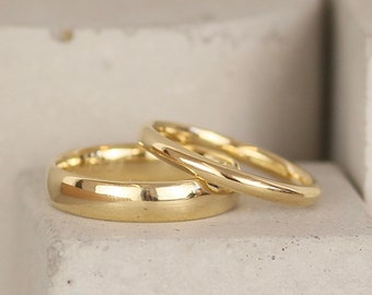 18ct Recycled Gold His & Hers Court Wedding Rings. Classic Traditional Comfort Fit Wedding Bands