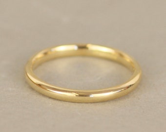 18ct Recycled Gold 2mm Ladies Classic Court Wedding Ring. Simple Traditional Yellow Gold Wedding Band