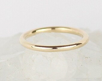 9ct Gold Wedding Band. 2mm Plain Wedding Ring. Simple Stacking Ring. Plain Gold Band. Minimalist Wedding Ring. Minimalist Jewelry. UK Shop