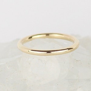 Alianza de boda de oro de 9 quilates. Alianza Lisa de 2mm. Anillo de apilamiento simple. Banda de oro liso. Anillo de boda minimalista. Joyería minimalista. Tienda del Reino Unido imagen 1