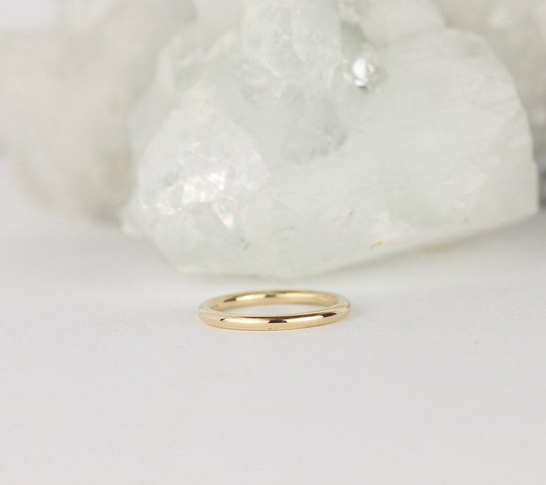 Alianza de boda de oro de 9 quilates. Alianza Lisa de 2mm. Anillo de apilamiento simple. Banda de oro liso. Anillo de boda minimalista. Joyería minimalista. Tienda del Reino Unido imagen 6