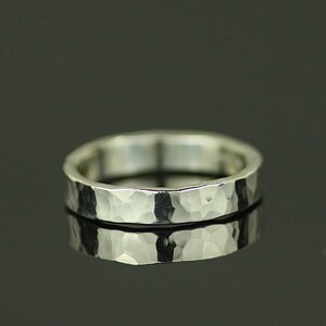 Recycled 9ct White Gold Matching Wedding Rings. Rustic Hammered Wedding Band Set. Boho His and Hers Rings 画像 4