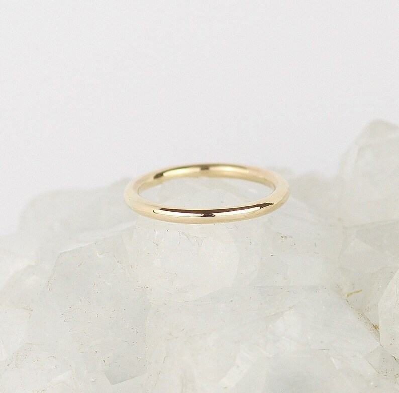 Alianza de boda de oro de 9 quilates. Alianza Lisa de 2mm. Anillo de apilamiento simple. Banda de oro liso. Anillo de boda minimalista. Joyería minimalista. Tienda del Reino Unido imagen 1