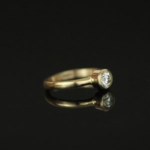 Recycelter 9 Karat Gold Moissanit Verlobungsring. Diamant Alternative Solitaire Ring Bild 4