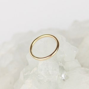 Fede nuziale in oro da 9 ct. Fede nuziale semplice da 2 mm. Anello impilabile semplice. Fascia d'oro semplice. Anello nuziale minimalista. Gioielli minimalisti. Negozio del Regno Unito immagine 4