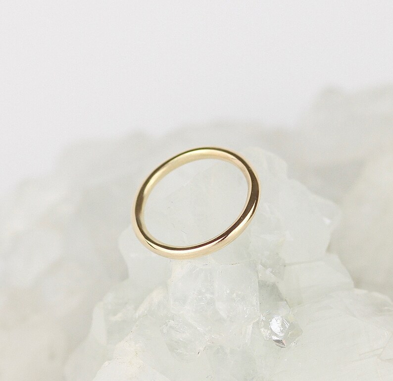 Alianza de boda de oro de 9 quilates. Alianza Lisa de 2mm. Anillo de apilamiento simple. Banda de oro liso. Anillo de boda minimalista. Joyería minimalista. Tienda del Reino Unido imagen 4