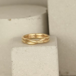 9ct Recycled Yellow Gold Mobius Twist Ring. 4mm Wide Infinity Ring image 2