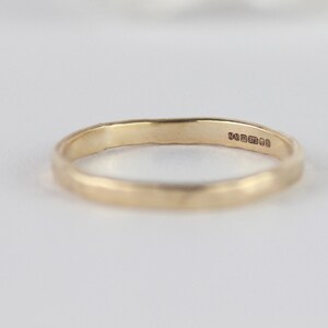 K&ouml;nnte beinhalten: Ein d&uuml;nner Goldring mit einer Punze auf der Innenseite des Rings. Die Punze lautet "9ct 375 99".