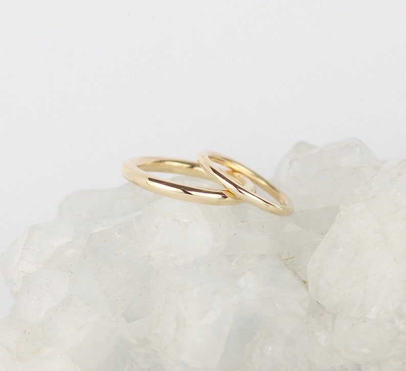 Alianza de boda de oro de 9 quilates. Alianza Lisa de 2mm. Anillo de apilamiento simple. Banda de oro liso. Anillo de boda minimalista. Joyería minimalista. Tienda del Reino Unido imagen 9