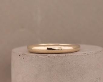 Anillo abombado delgado de oro amarillo de 9 quilates. Anillo minimalista apilable de oro.