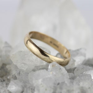 Puede incluir: Una sencilla alianza de oro, un dise&ntilde;o cl&aacute;sico y atemporal.