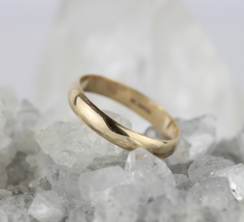 Puede incluir: Una sencilla alianza de oro, un dise&ntilde;o cl&aacute;sico y atemporal.