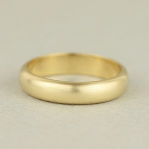 18 Karat Gelbgold Herren Ehering. 4mm breit Schlichte D-Form gewölbter Ehering. Recycelter Schmuck Bild 1