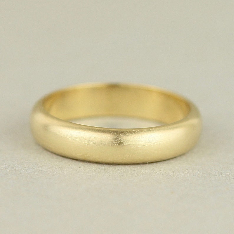 18 Karat Gelbgold Herren Ehering. 4mm breit Schlichte D-Form gewölbter Ehering. Recycelter Schmuck Bild 1