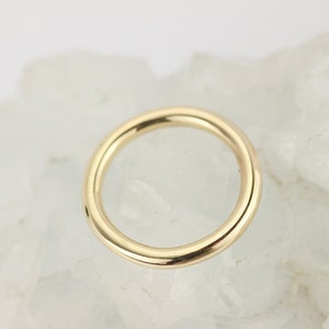 Alianza de boda de oro de 9 quilates. Alianza Lisa de 2mm. Anillo de apilamiento simple. Banda de oro liso. Anillo de boda minimalista. Joyería minimalista. Tienda del Reino Unido imagen 2