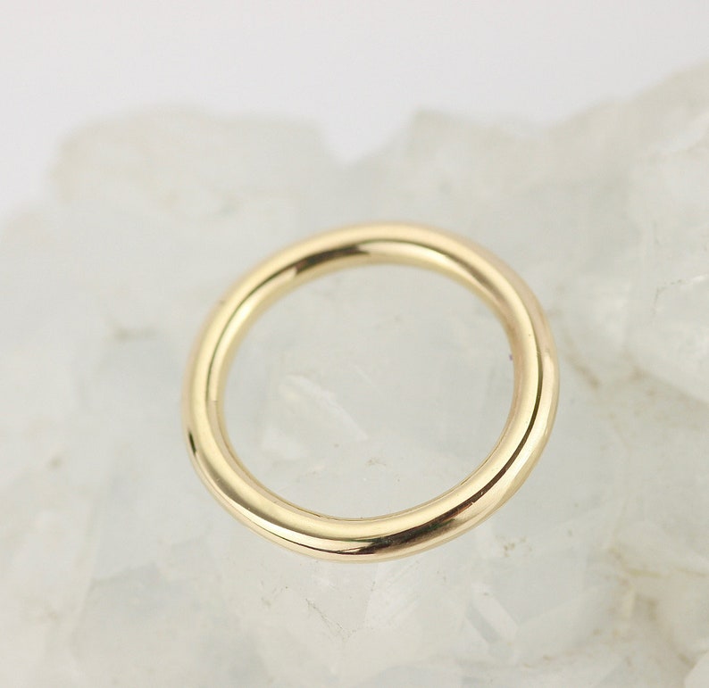 Alianza de boda de oro de 9 quilates. Alianza Lisa de 2mm. Anillo de apilamiento simple. Banda de oro liso. Anillo de boda minimalista. Joyería minimalista. Tienda del Reino Unido imagen 2