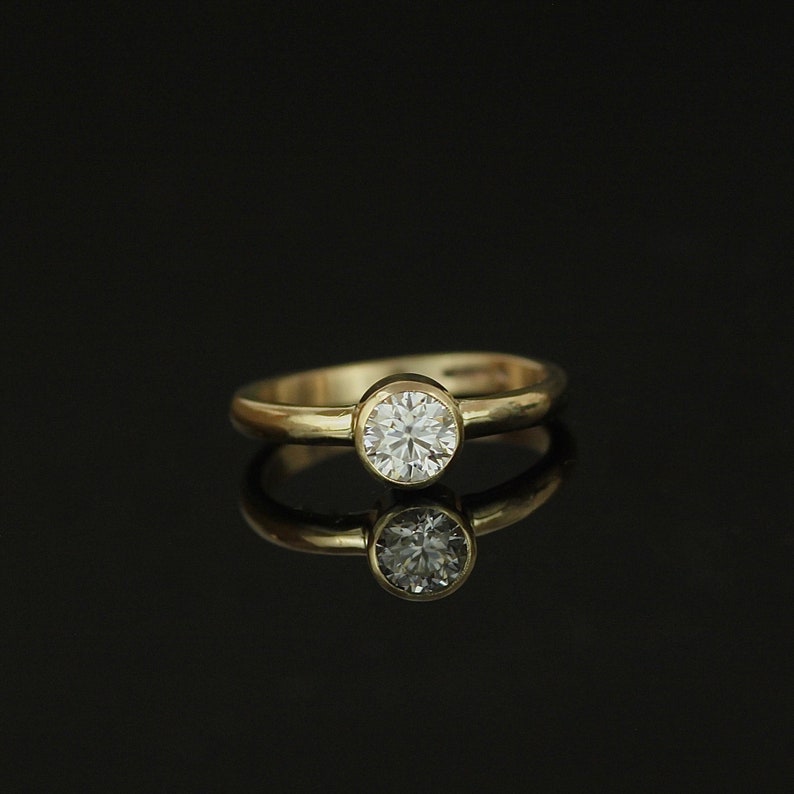 Recycelter 9 Karat Gold Moissanit Verlobungsring. Diamant Alternative Solitaire Ring Bild 1