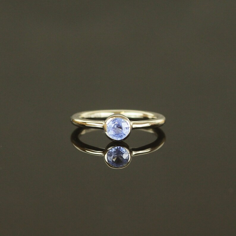 Bague de fiançailles recyclée en or blanc 18 carats et saphir bleu et bleuet. Bague solitaire minimaliste en or véritable image 1