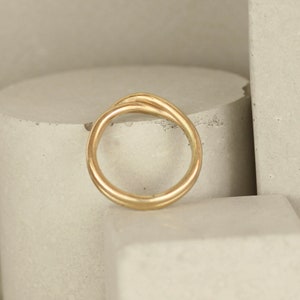 9ct Recycled Yellow Gold Mobius Twist Ring. 4mm Wide Infinity Ring image 3