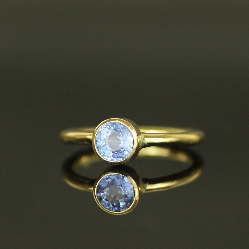 Bague de fiançailles recyclée en or blanc 18 carats et saphir bleu et bleuet. Bague solitaire minimaliste en or véritable image 6