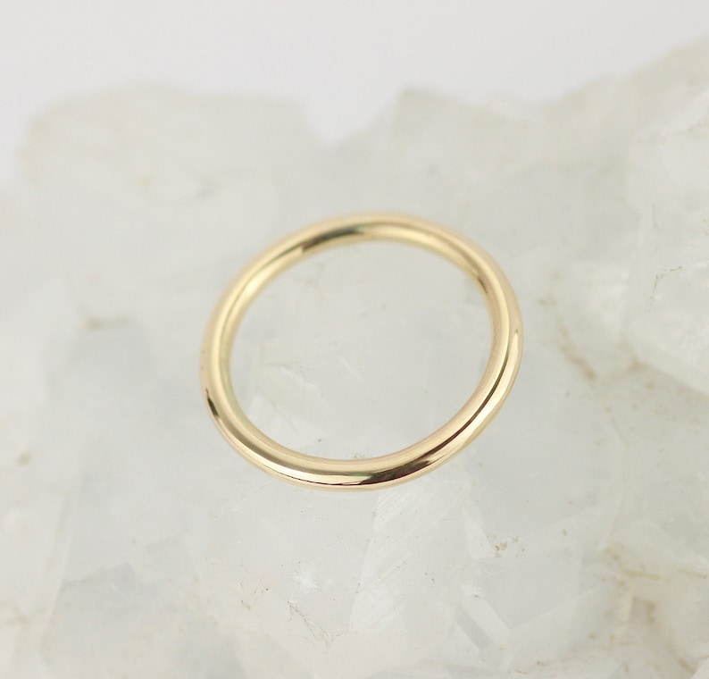 Alianza de boda de oro de 9 quilates. Alianza Lisa de 2mm. Anillo de apilamiento simple. Banda de oro liso. Anillo de boda minimalista. Joyería minimalista. Tienda del Reino Unido imagen 5